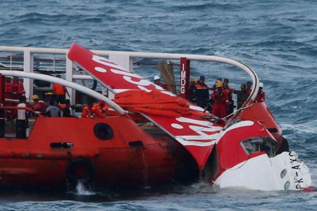 Rescuers fail to lift downed AirAsia plane