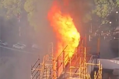 Sydney scaffolding fire closes Macquarie Street