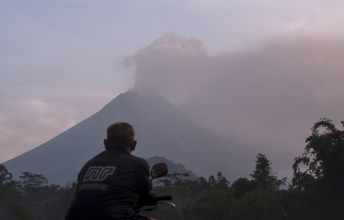 Indonesias Most Active Volcano Mount Merapi Erupts