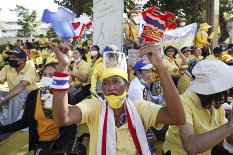 Royalists unite as Thai protesters demand constitution change