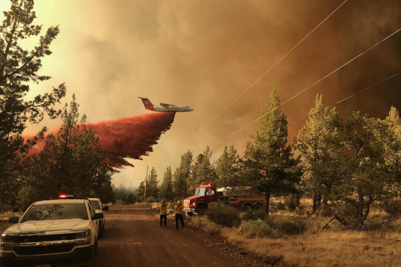 Fire retardant is dropped on another Oregon blaze, the Grandview, which has covered more than 2500 hectares.