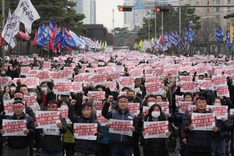 Seoul widens back-to-work order amid strikes