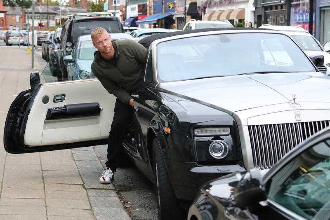 England's former cricket captain Andrew Flintoff has been injured in a car accident while filming Top Gear.