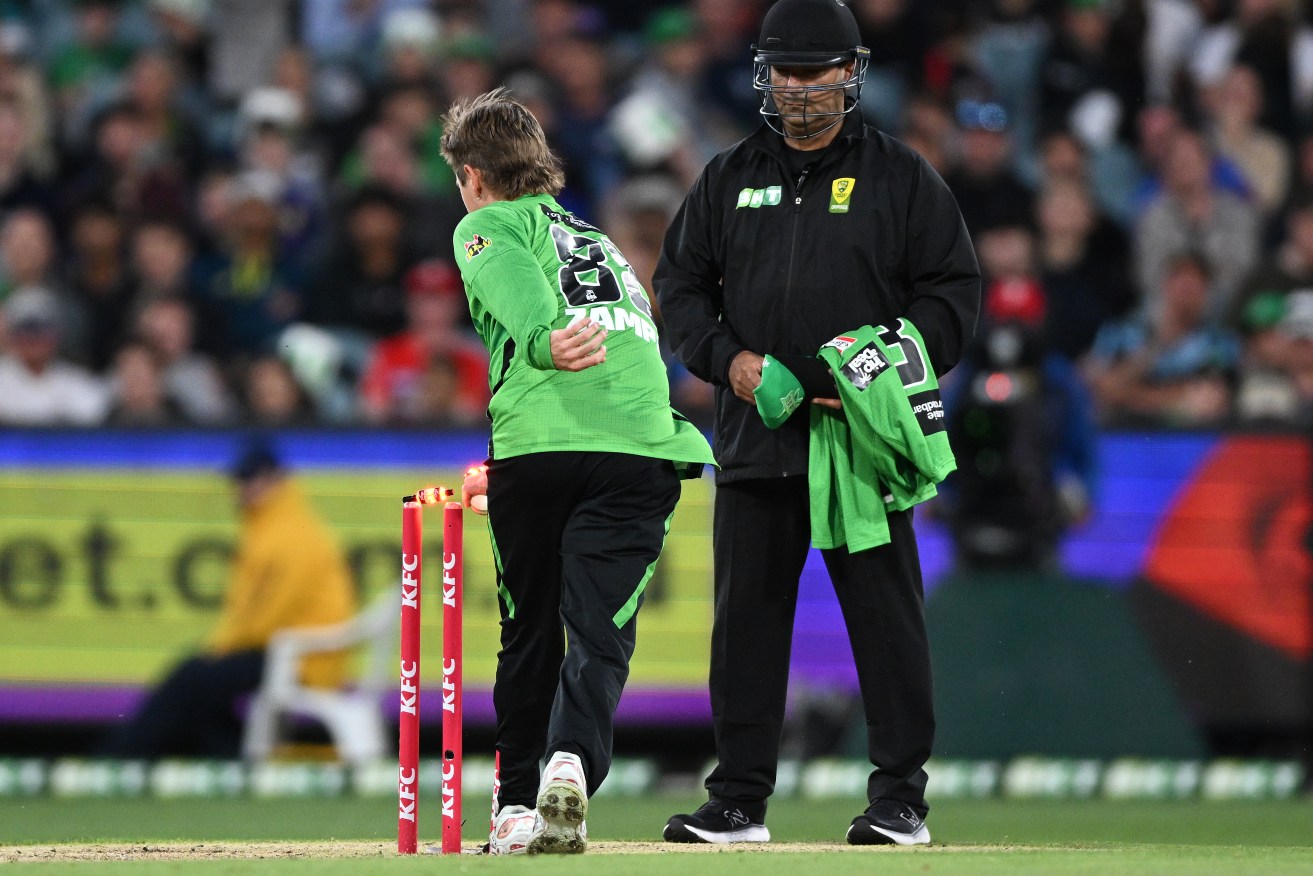 Melbourne Stars' Adam Zampa attempts his controversial Mankad dismissal of the Renegades' Tom Rogers.