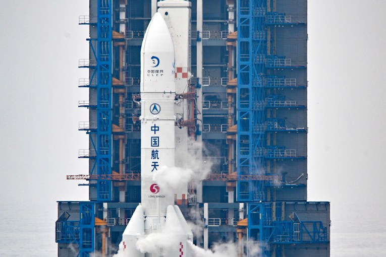 Chinese rocket heads for far side of the moon