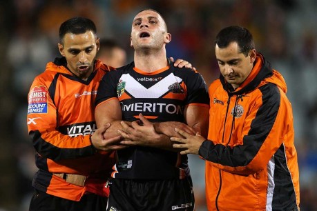 Farah winged as Wests Tigers grind out win