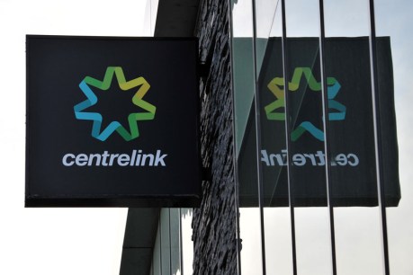 Centrelink told to halt &#8216;robo-debt&#8217; program