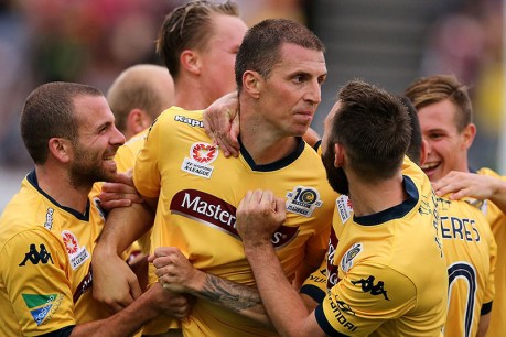 Roar fight back to draw with Mariners