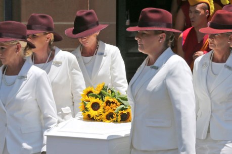 Thousands of mourners farewell heroes of siege