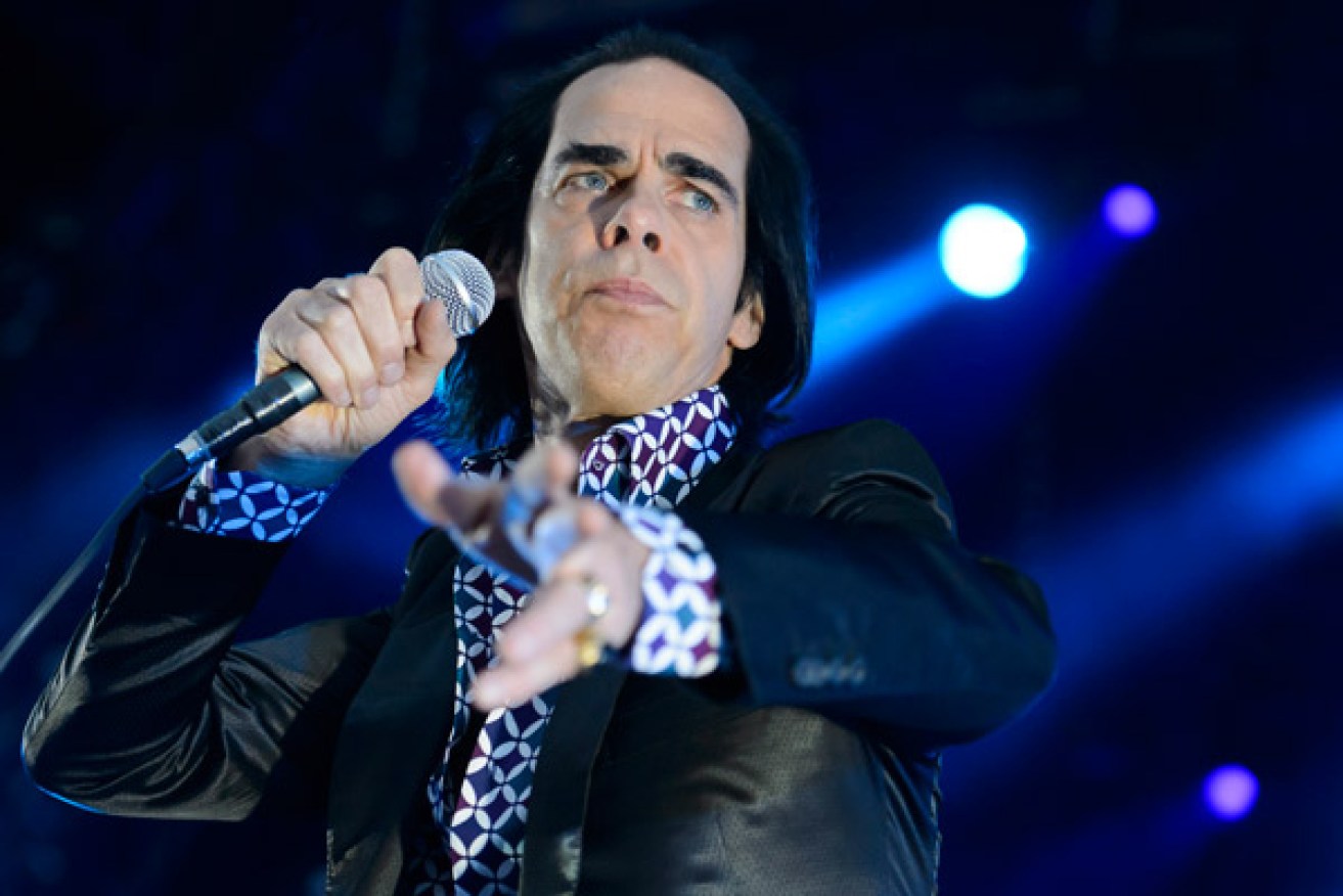 Australian singer Nick Cave has donated 2000 books to a British charity shop, sparking a flurry among his fans.