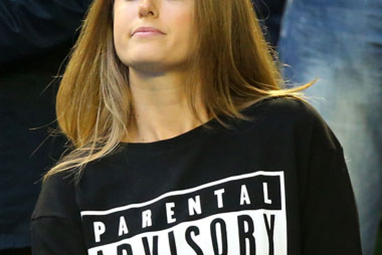 Kim Sears turns out in a topical top at the men's final.