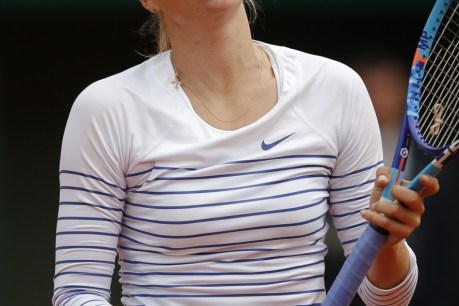 Safarova stuns Sharapova at French Open