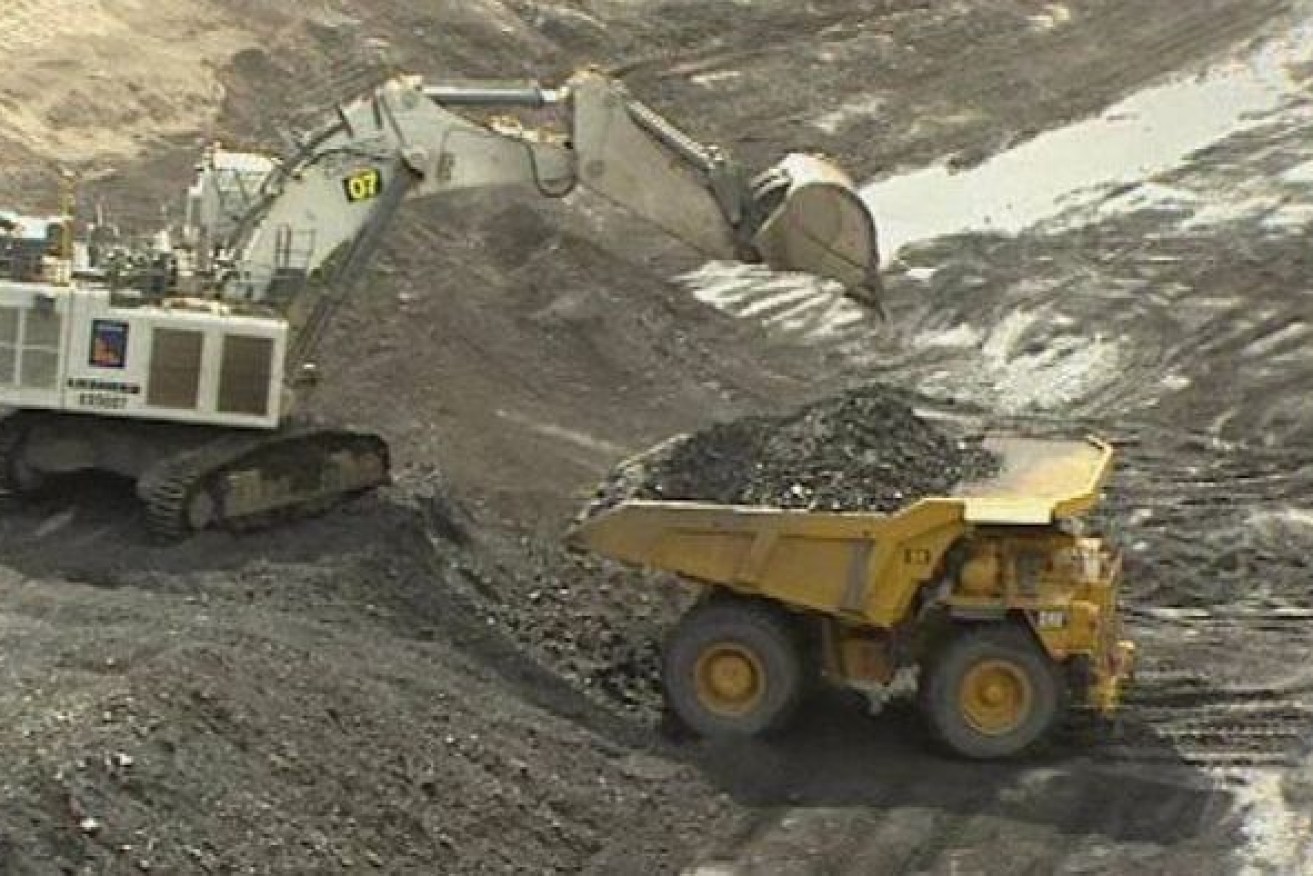 A 33-year-old worker has died at a central Queensland coal mine, as the government prepares to consider laws to jail negligent bosses.