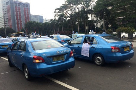 Jakarta taxi drivers&#8217; protest turns violent