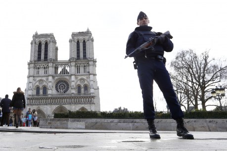Gas cylinders found in car near Notre Dame