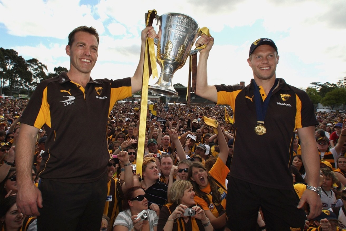 Alastair Clarkson and Sam Mitchell with Hawthorn's 2008 premiership cup.