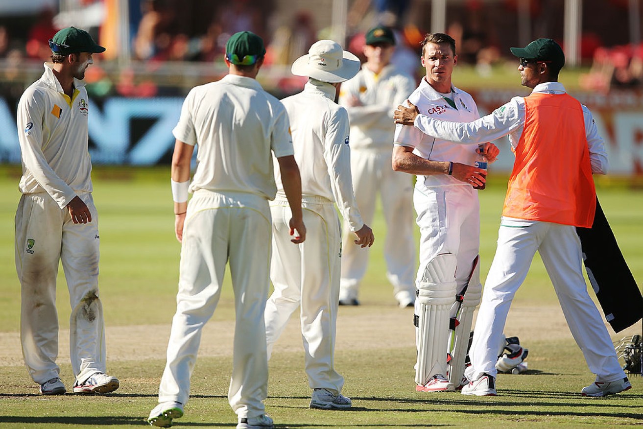 Dale Steyn exchanges words with Australian players during a Test at Newlands in 2014.