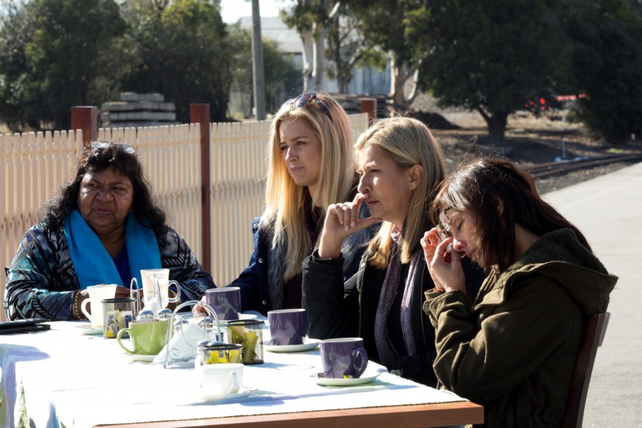 Renae Ayris (centre), Nicki Wendt (2nd right) and Natalie Imbruglia (right) meet members of the Stolen Generation.