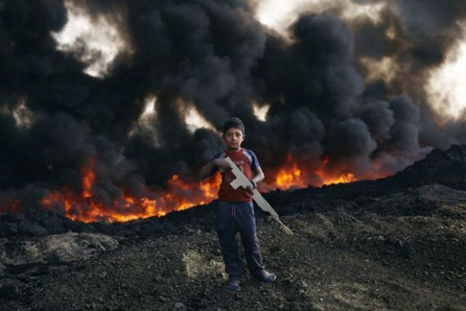 Mosul oil fields burn