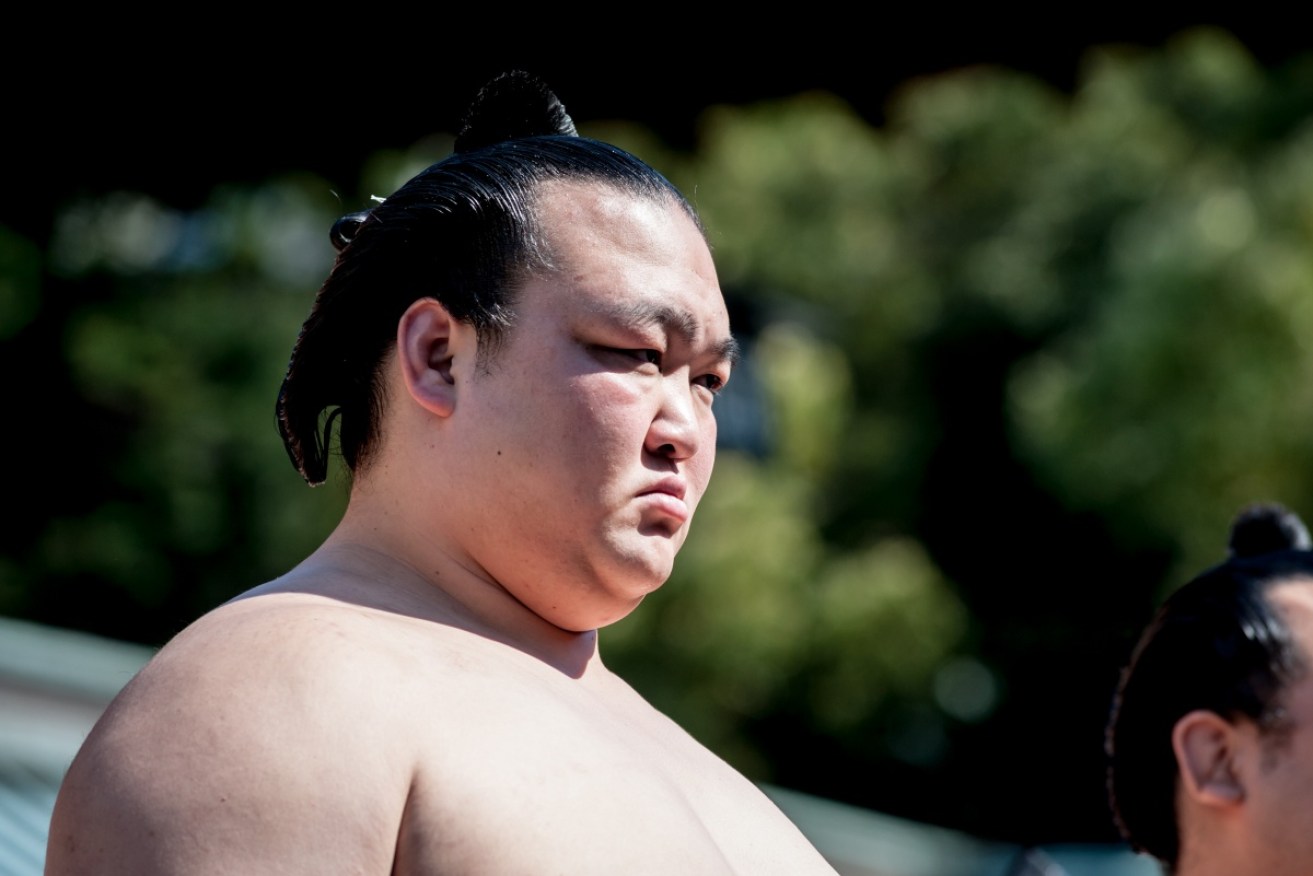 Kisenosato Yutaka has broken a stranglehold by Mongolian sumo wrestlers.