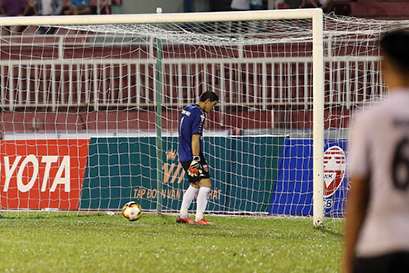 Long An goalkeeper goalkeeper Nguyen Minh Nhut makes his feeling known about the penalty decision.
