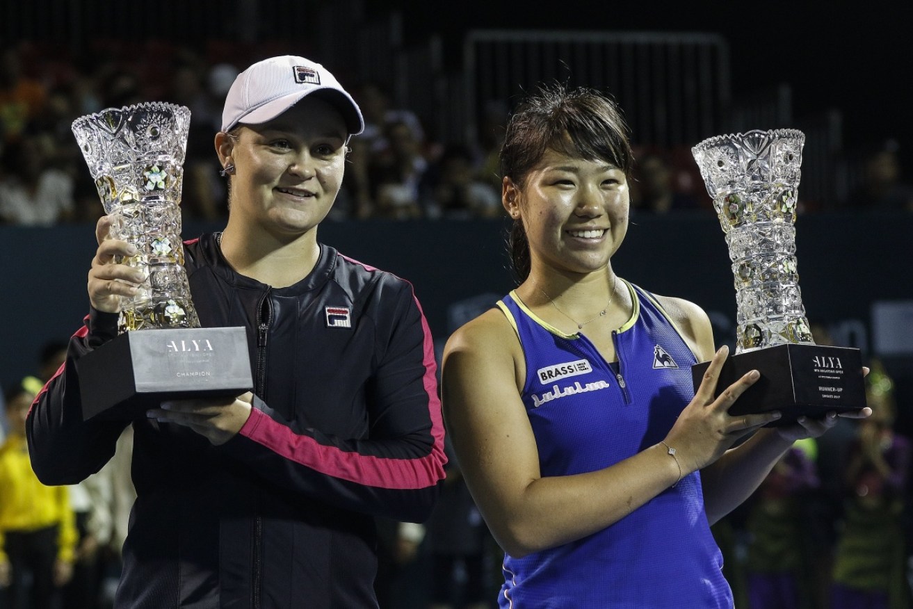 Ashleigh Barty (L) defeated Nao Hibino easily to win her maiden WTA title.