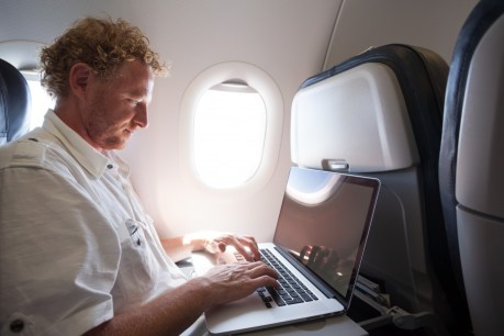 Terror fears prompt airlines to provide &#8216;loaner&#8217; laptops