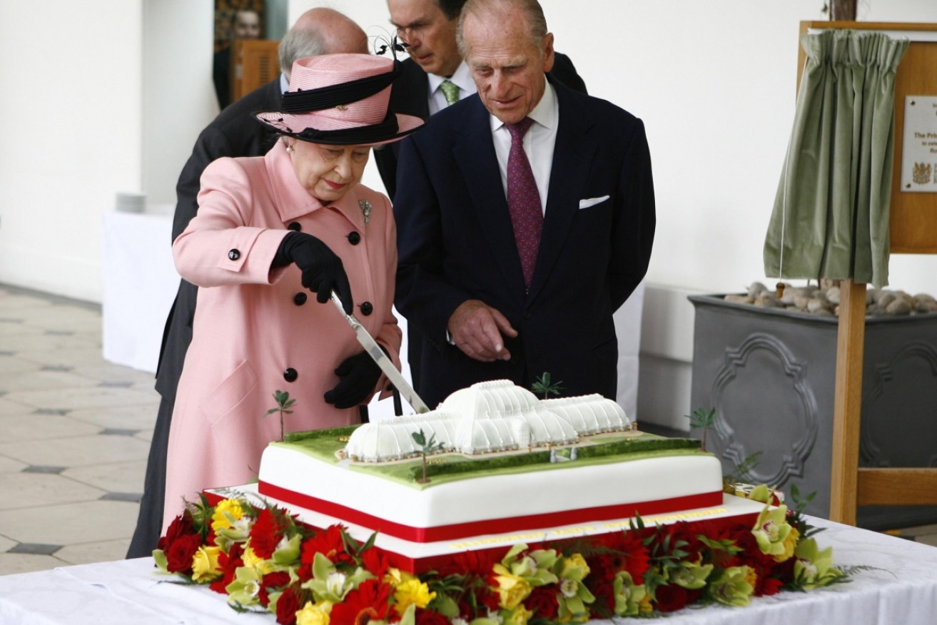 Are you really going to eat that, Queen Elizabeth?