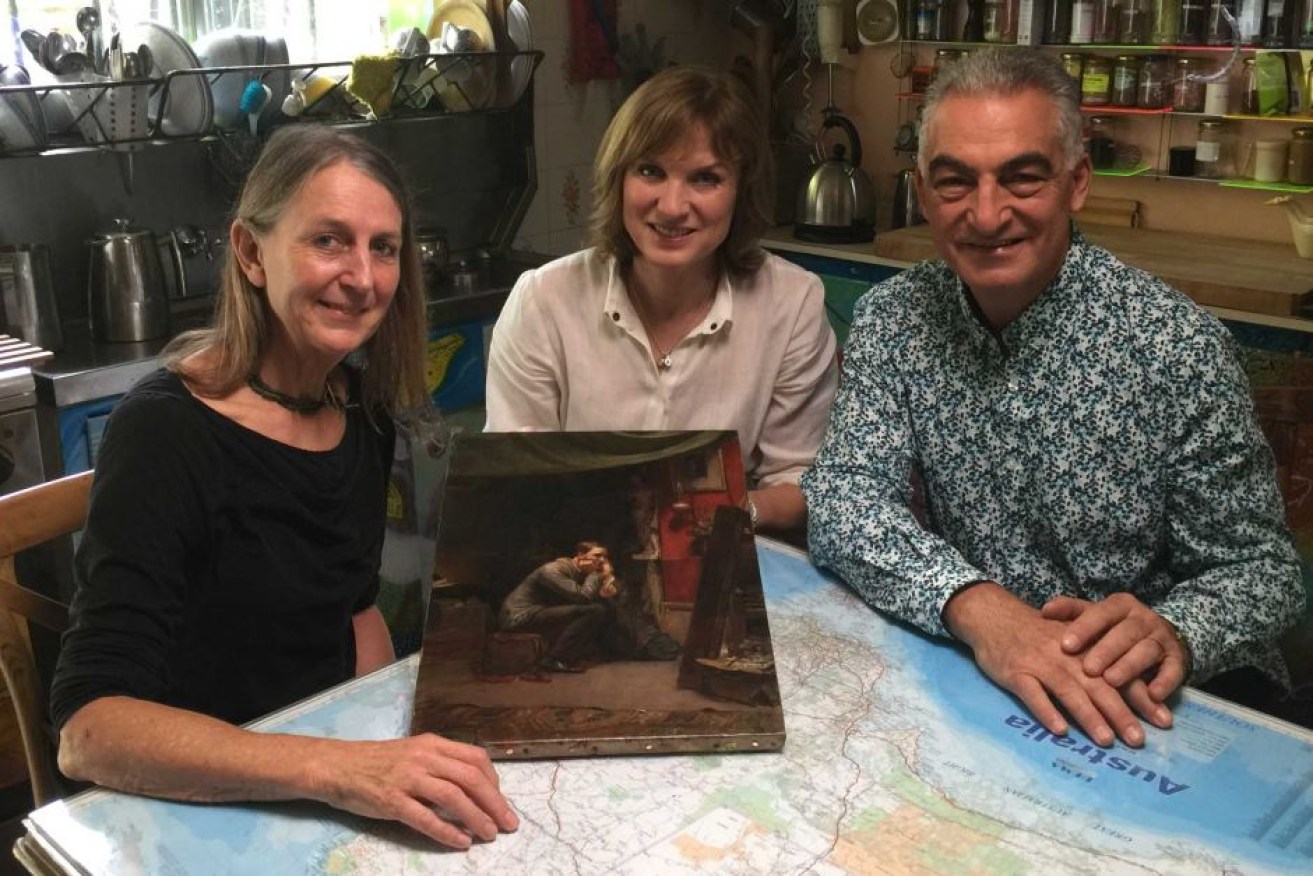 Lisa Roberts, great-granddaughter of Tom Roberts, with <i>Fake or Fortune</i> presenter Fiona Bruce (C) and owner Joe Natoli.