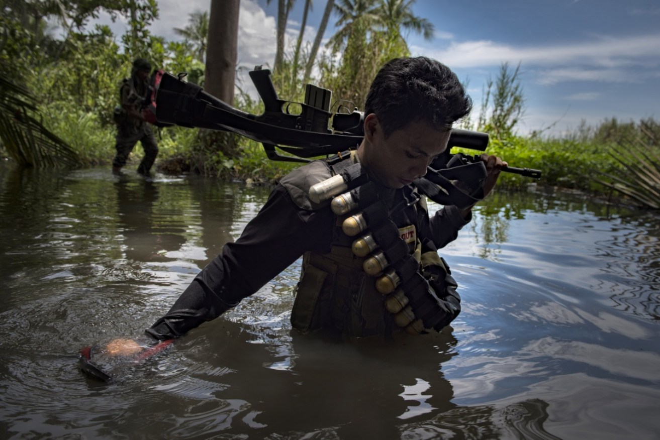 Australian troops are set to train Philippines forces in their fight against militant groups.