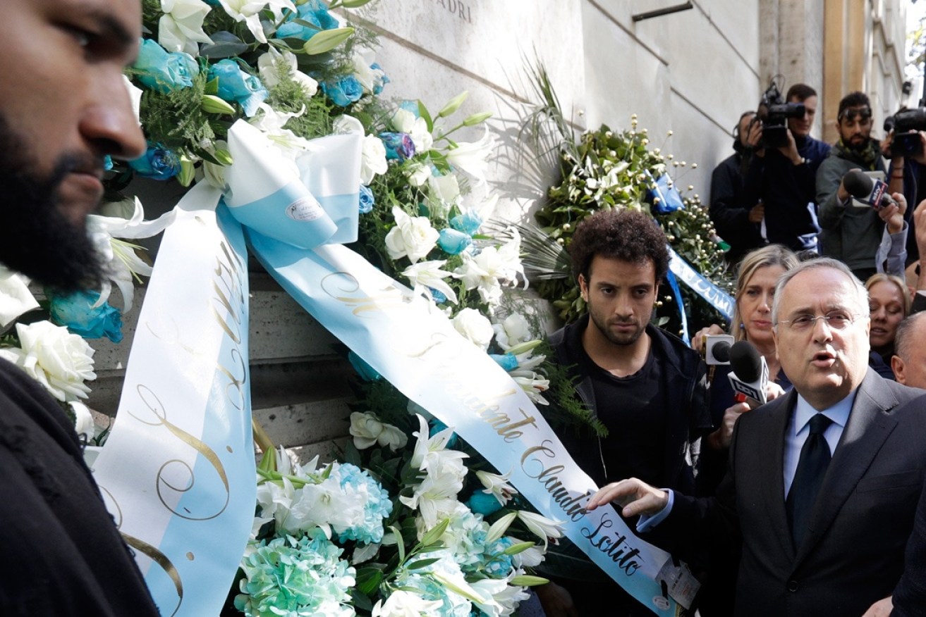 Lazio officials and players laid a wreath at a synagogue to show their sorrow.