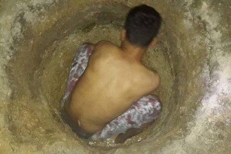 Manus asylum seekers digging to find water as stand-off continues