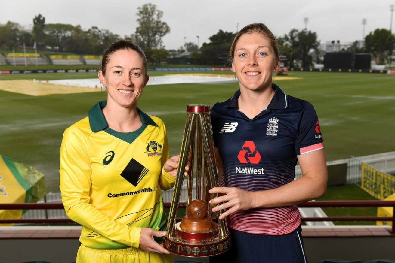 Australian captain Rachael Haynes and English skipper Heather Knight with the Womens Ashes trophy.