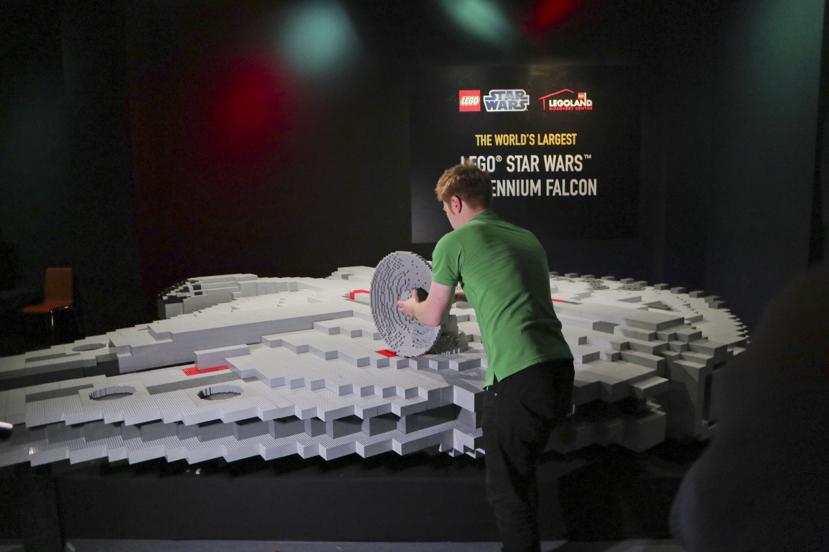 Lego millennium discount falcon world record