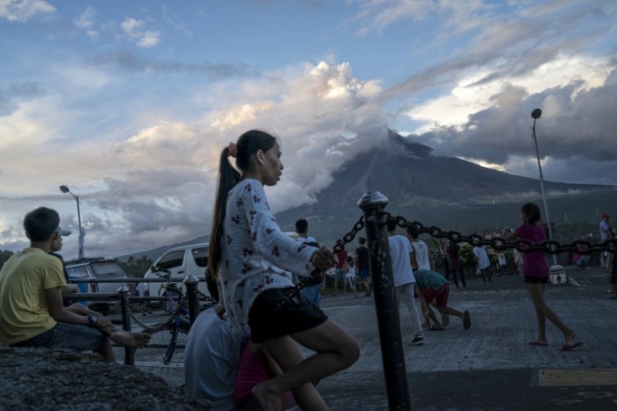 Mt Mayon eruption