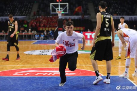 High-energy basketball court cleaner becomes a Chinese internet star