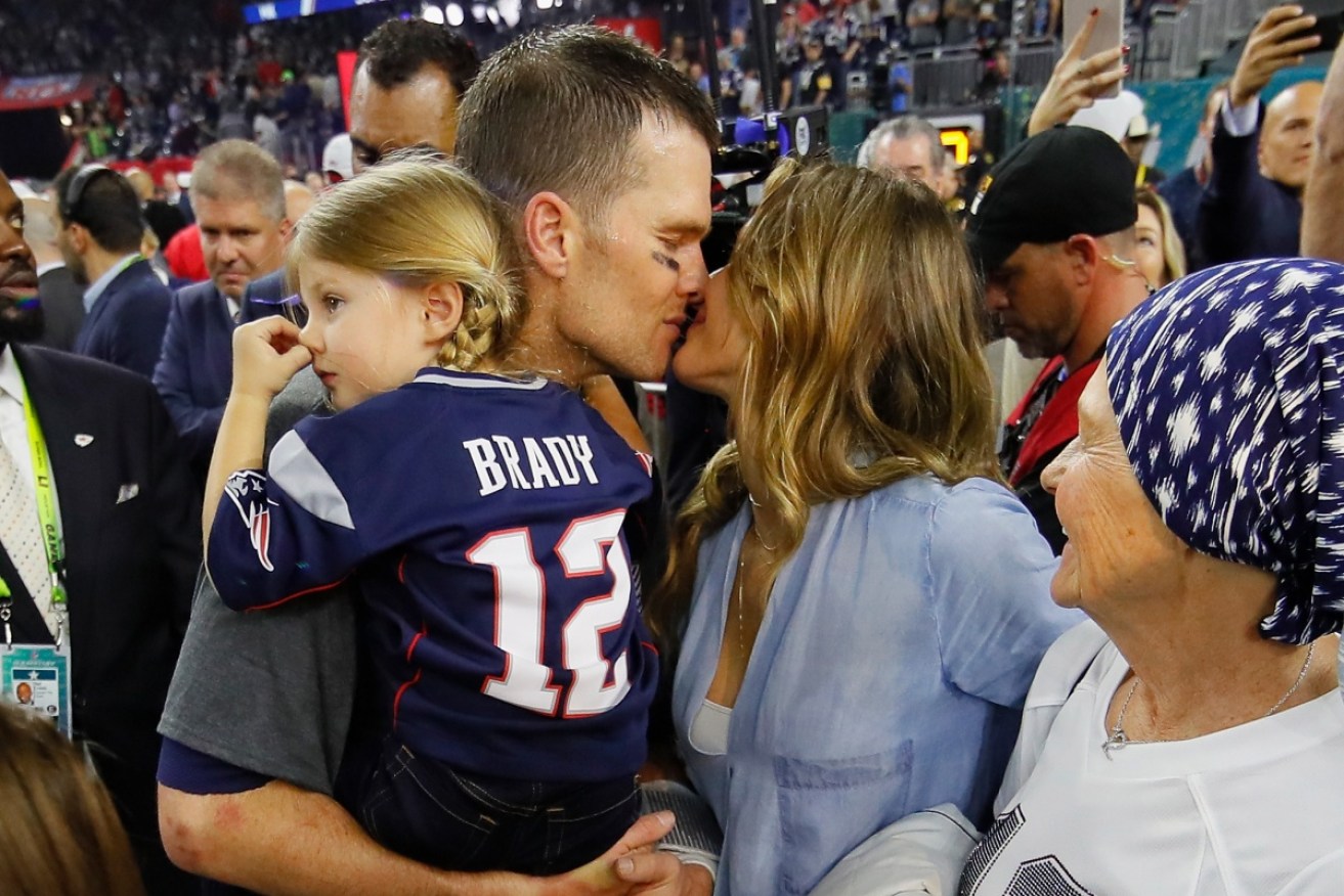 Tom Bradywith wife Gisele Bundchen and daughter Vivian Brady are a kissing family. 
