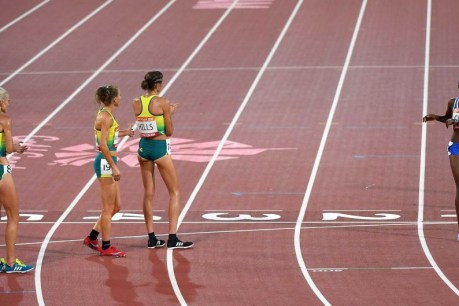 Commonwealth Games 2018: Australian athletes wait four minutes for final runner cross the finish line