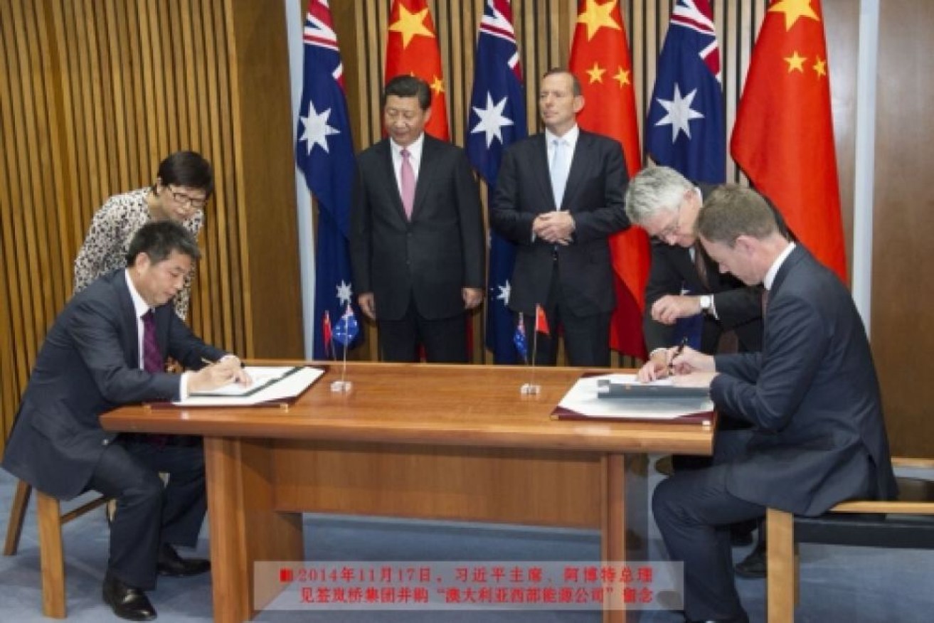 Ye Cheng (L) and Mike Hughes (R) sign the Westside deal in 2014.