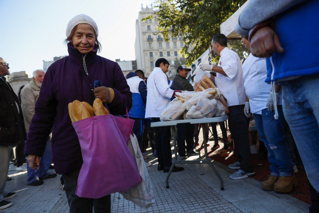 Argentinian bakers protest by giving away 5000 kilos of bread due to the rise in in flour prices.
