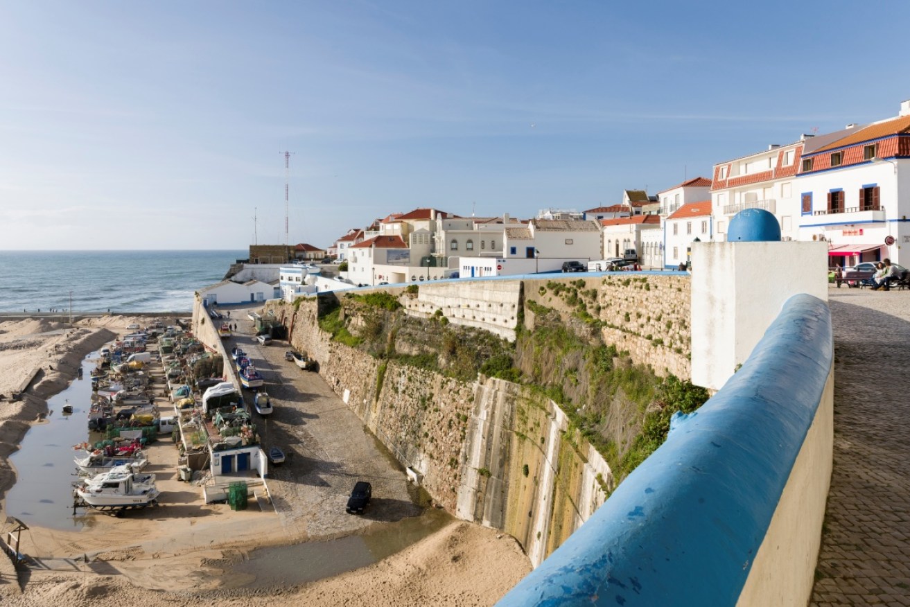 The couple reportedly fell from the wall at Praia dos Pescadores beach while trying to take a selfie.