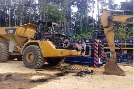 Armed protesters block access, burn equipment at PNG&#8217;s biggest resources project