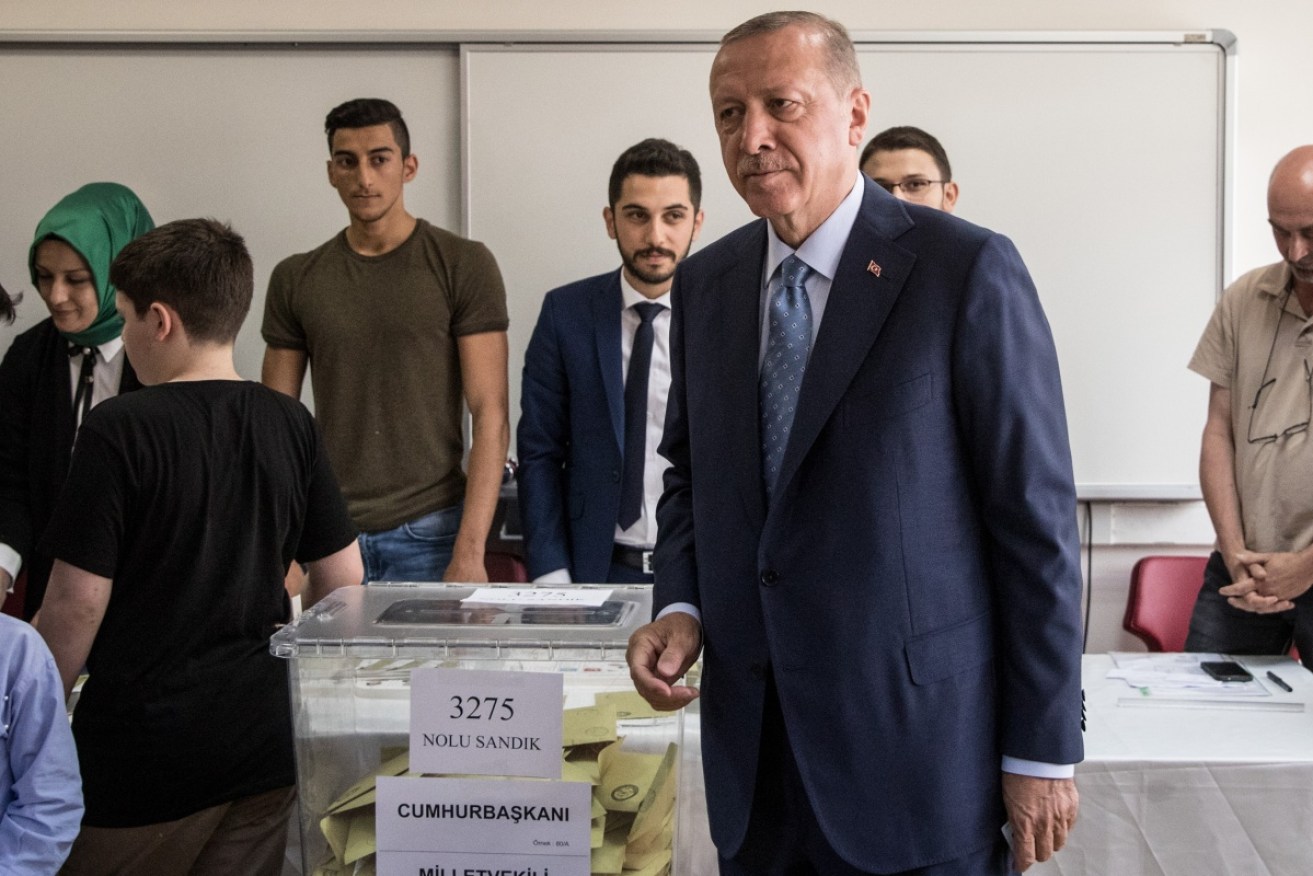 Counting has begun after Turkish polls closed, with President Tayyip Erdogan taking an early lead.