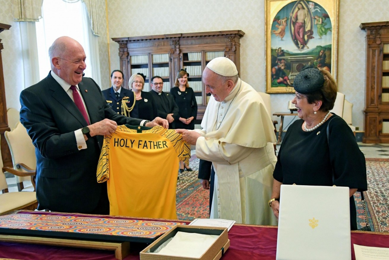 Pope Francis exchanges gifts with Australian Governor-General Peter Cosgrove.