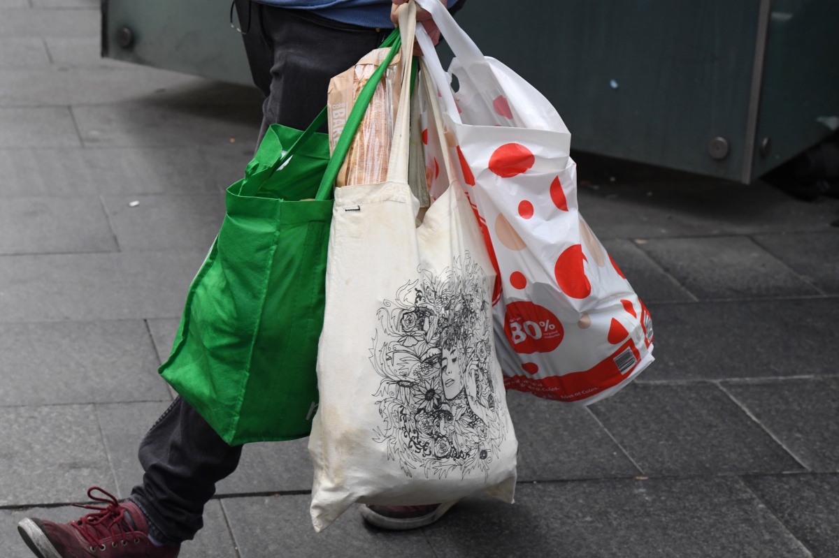 Coles to reward shoppers by giving away free plastic bags