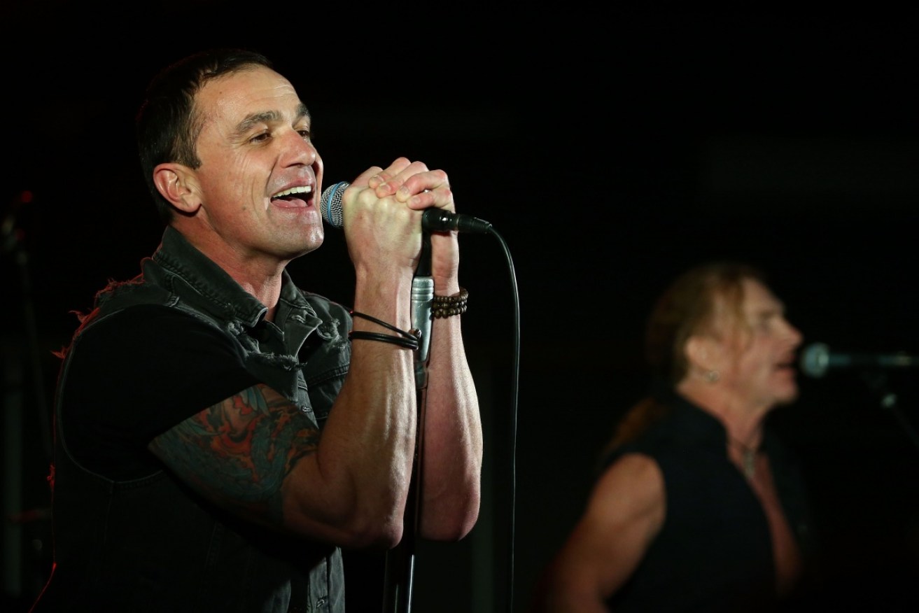 Shannon Noll apologised for his foul-mouthed rant after an audience member threw a beer can at him. 