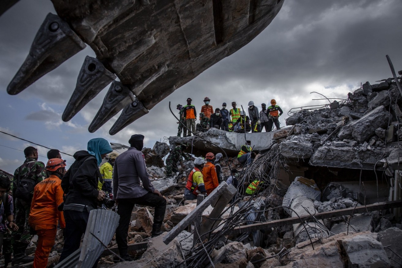 Rescuers search for survivors after the Lombok earthquake. 