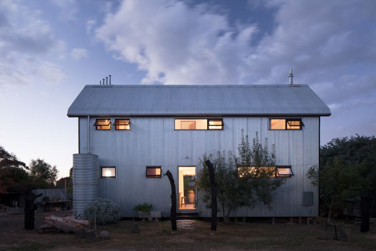 The recyclable galvanised, corrugated steel external cladding references the Australian woolshed.

