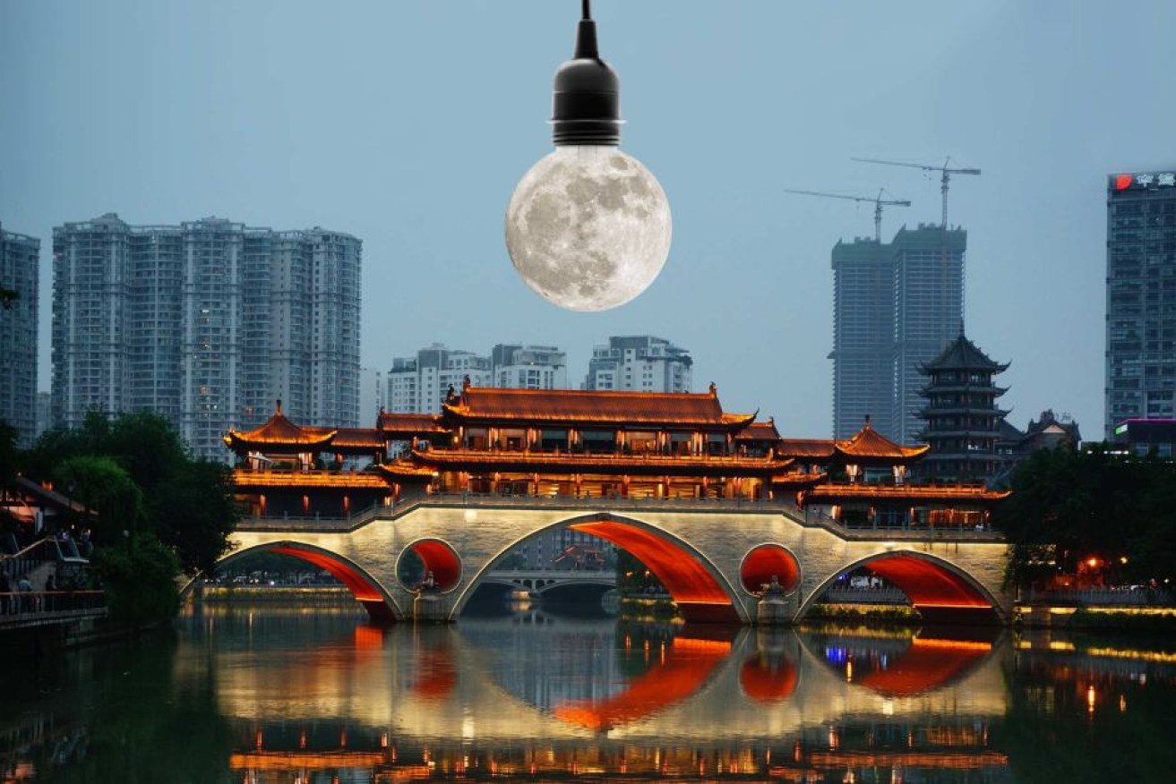 Chinese scientists plan to send three artificial moons into space in the next four years.

