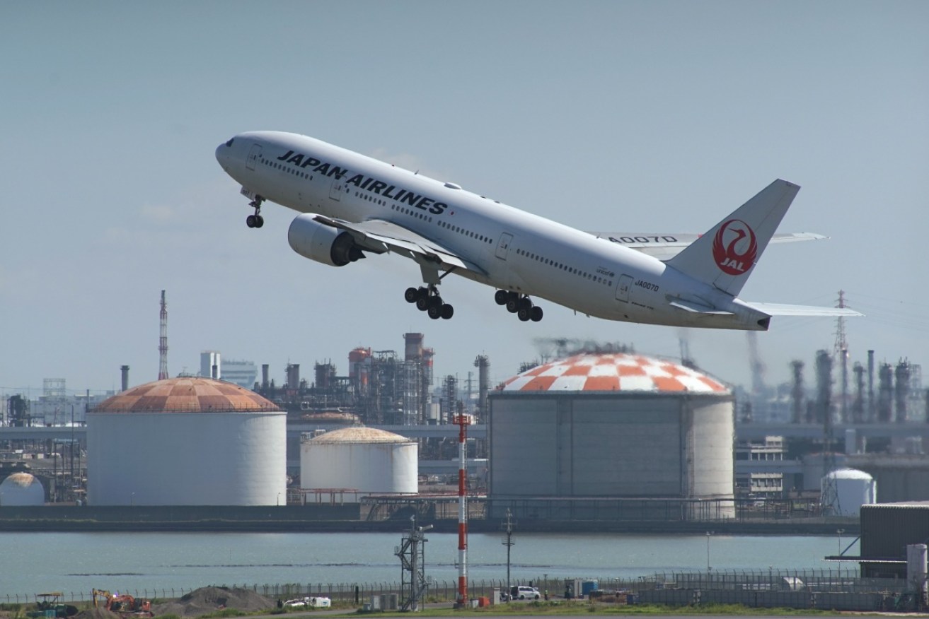 Japan Airlines arrested the co-pilot for violating British aviation law.